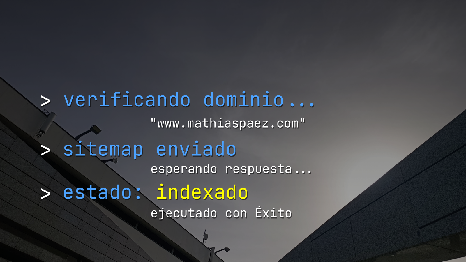 Interfaz tipo consola mostrando procesos de verificación de dominio, envío de sitemap y estado indexado, representando la indexación de MathiasPaez.com por Google.